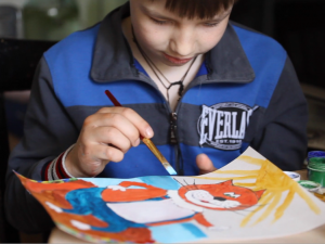 Sasha, il bimbo malato di tumore che disegna gatti rossi per aiutare gli altri bambini