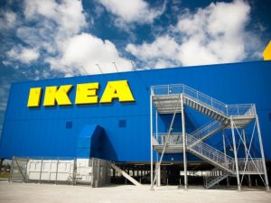 La risposta di Ikea a Trump: farà confezionare i propri tappeti da rifugiati siriani