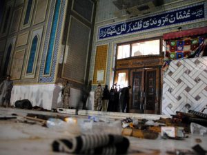 Strage dell’Isis in una moschea del Pakistan: oltre 80 morti tra cui 40 bambini