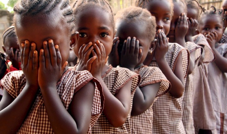 Piacenza Porta Le Figlie In Vacanza In Africa E Le Sottopone All 