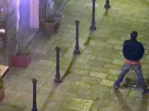 Fa la pipì sul portone di un’abitazione: dovrà pagare 10mila euro di multa