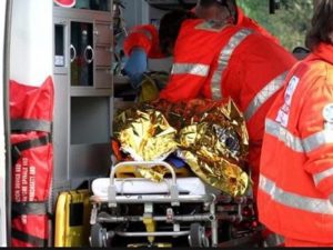 Dimentica di inserire il freno a mano, muore schiacciata dalla propria auto