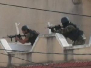 La polizia punta le armi verso il Museo del Bardo.