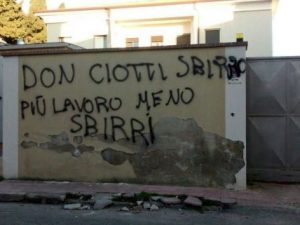 "Più lavoro meno sbirri", l'ignobile scritta su Vescovado Locri dopo visita di Mattarella