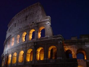 La luna sul Colosseo: nel 2017 si potrà visitare di notte anche il 31 dicembre