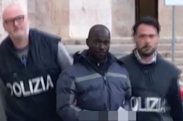 Eric Sam Ackom durante l’arresto (@LaPresse).