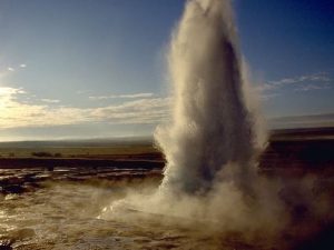 Misteriose esplosioni in mare a largo della Toscana, vietata la navigazione