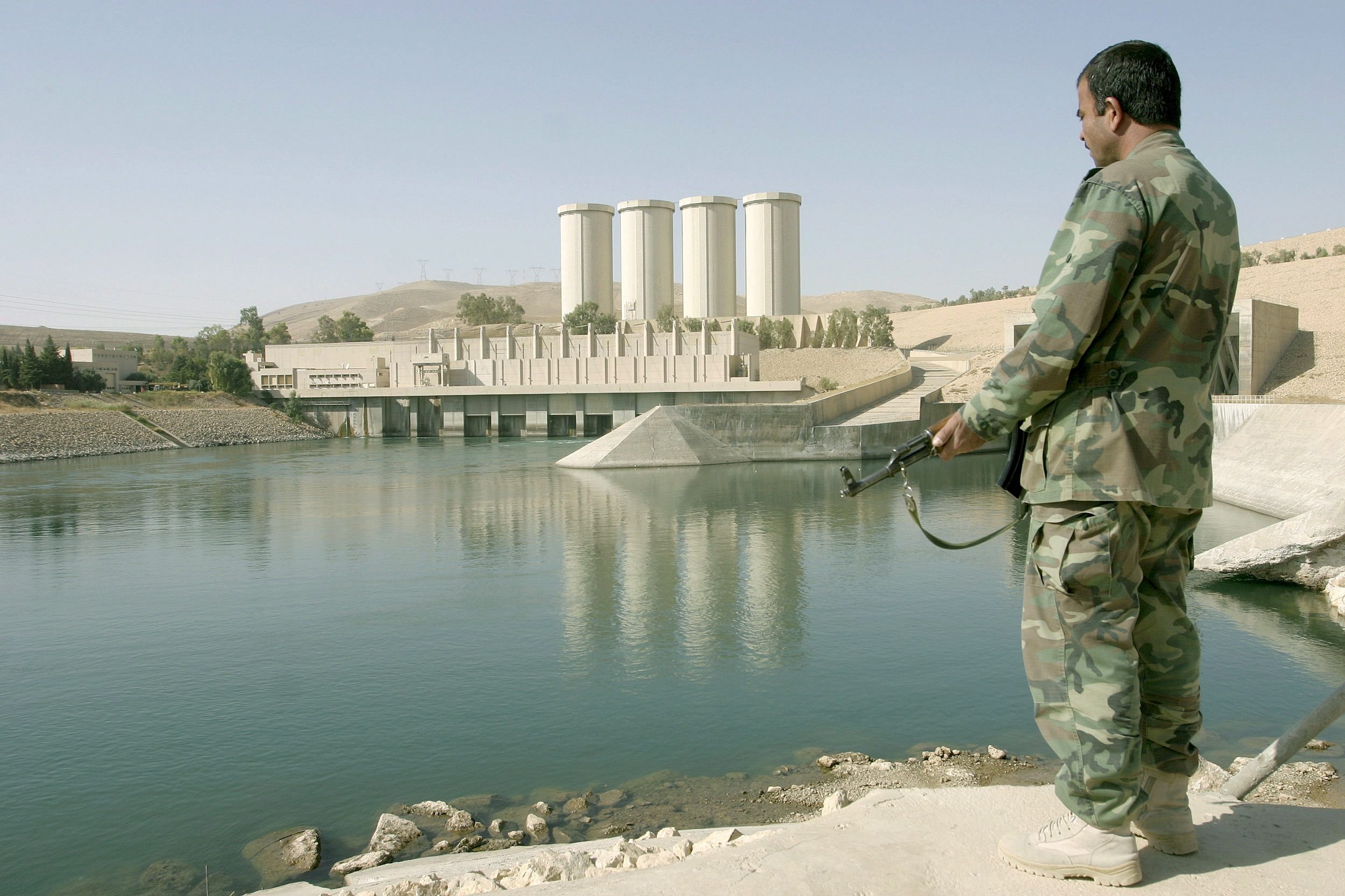 Un soldato presso la diga di Mosul, sul fiume Tigri