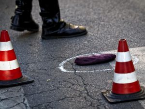 Auto investe mamma e bimba di 4 anni nella notte di Pasqua: la piccola è in rianimazione