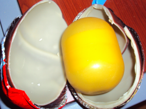 Ecco perch? l'ovetto del Kinder Sorpresa ? giallo: il 'mistero' svelato da una mamma