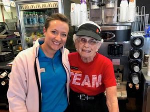 Loraine, la vecchietta di 94 anni che da 44 lavora da McDonald’s (e non vuole andare in pensione)