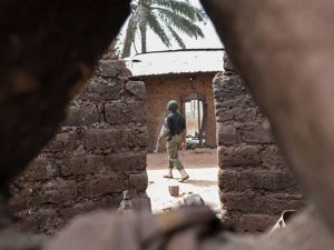 Agente della polizia in azione in Nigeria (Getty).