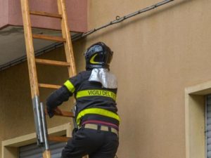 Pompiere precipita da 7 metri e si rompe le vertebre: stava aiutando anziana chiusa in casa