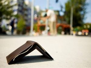 Luzzara, trova portafogli con 2000 euro in contanti e lo restituisce al legittimo proprietario