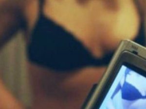 Professionisti quarantenni violentavano in gruppo una 20enne "che si credeva una bimba"