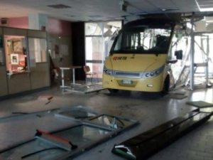 Carpi, ignoti rubano autobus dal deposito e si schiantano contro la scuola