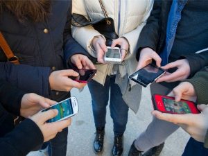 Dal tribunale di Ivrea una sentenza storica: "Lʼuso scorretto del cellulare causa il tumore"