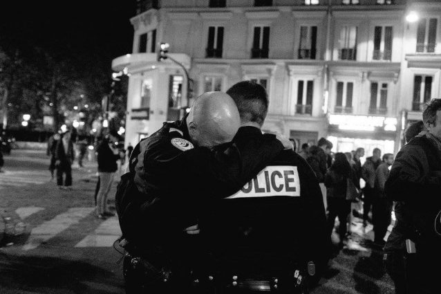 Parigi, sparatoria sugli Champs Elysées: ucciso un poliziotto