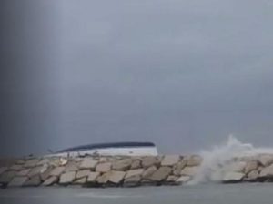 Barca finisce sugli scogli a causa del maltempo, un morto e tre dispersi a Rimini