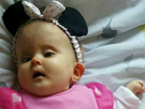 Esce a fare una passeggiata con la mamma, la ritrovano improvvisamente morta nel passeggino