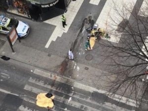 Polizia tratta caso come possibile attacco terroristico