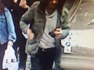 Polizia mostra la foto di un uomo con felpa e cappuccio