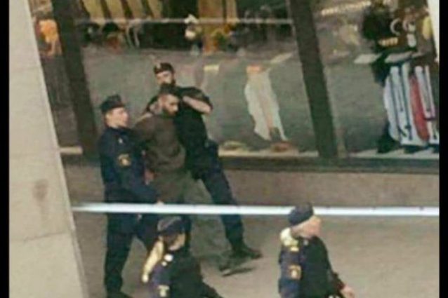 Le prime immagini del sospetto fermato dalla polizia