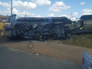 Scontro tra minibus e camion: almeno 20 bambini morti tra le fiamme in Sudafrica