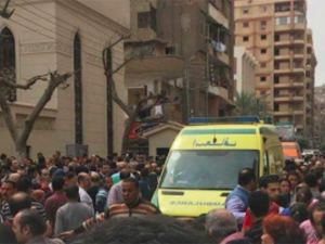 Folla fuori la chiesa copta in cui si ? verificata l'esplosione (Twitter).