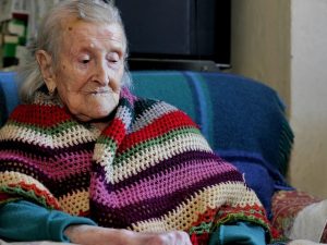 Morta Emma Morano, la donna più vecchia del mondo: a 117 anni mangiava uova e carne cruda