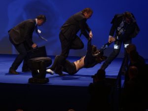 Francia, tensione al comizio di Marine Le Pen: donne irrompono sul palco, scontri con la polizia