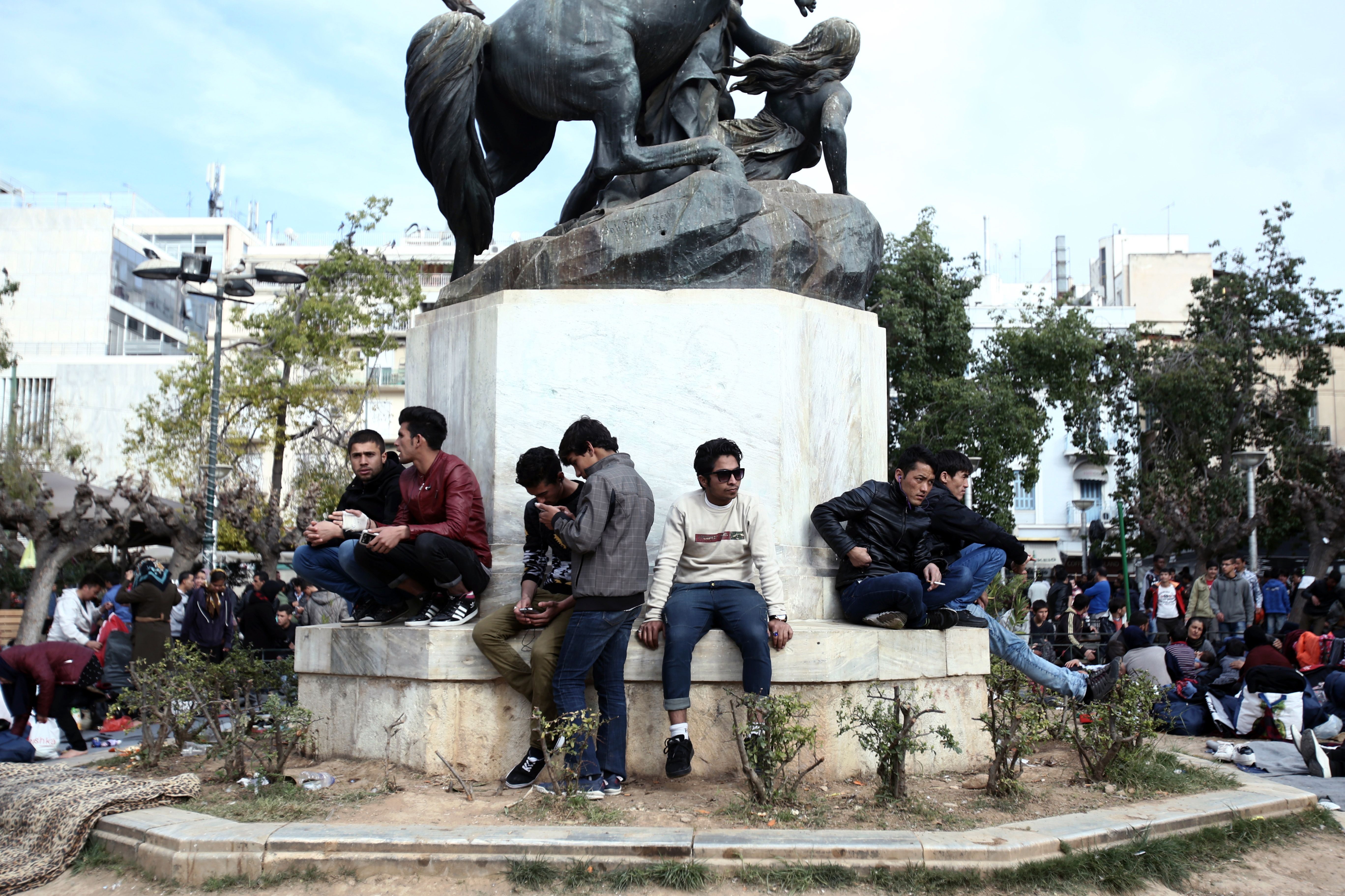 Giovani profughi in piazza della Vittoria, Atene. (Foto: Gettyimages)
