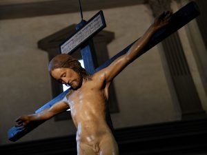 Il Cristo di Michelangelo torna a casa: a Firenze splende il Crocifisso in legno