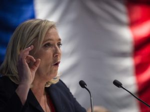 Elezioni europee, prime proiezioni in Francia: le Pen davanti a Macron