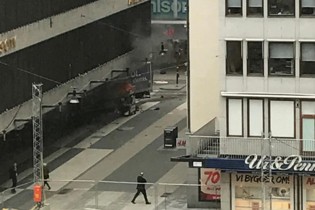 Polizia ferma un uomo a poca distanza dall’incidente