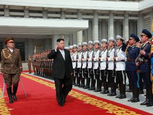 Kim jong-un tra i suoi militari (Getty).
