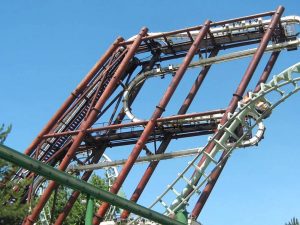 Paura a Gardaland: problemi alle montagne russe, famiglia bloccata a 20 metri d’altezza
