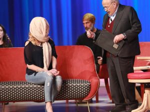 Sfregiata con l'acido, Gessica Notaro mostra il suo volto al Maurizio Costanzo Show