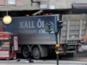 Stoccolma, camion sulla folla: è attentato, 4 morti. Autore attacco ancora ricercato