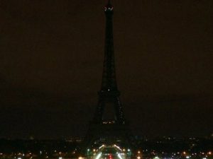 Torre Eiffel spenta stasera in segno di lutto