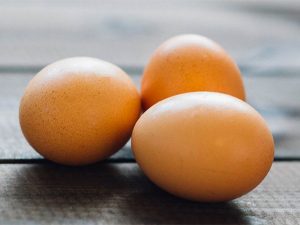 Perché a Pasqua mangiamo le uova? La risposta ce la dà Carlo Magno