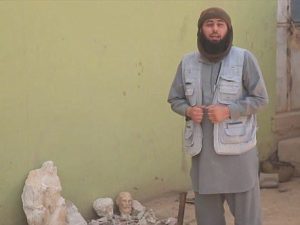 Il jihadista dell'Isis prima di distruggere i reperti archeologici