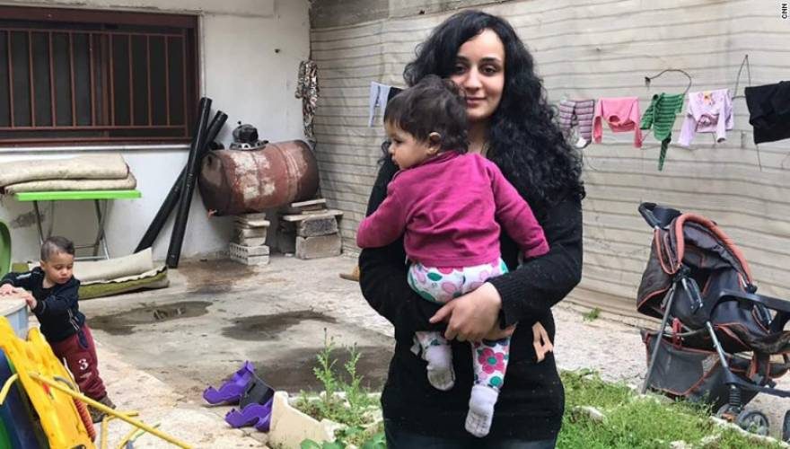 Islam con il figlio dopo la sua fuga da Raqqa (Foto: Cnn)