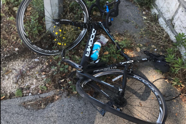 Froome, che spavento: travolto da un autista impaziente, bici distrutta