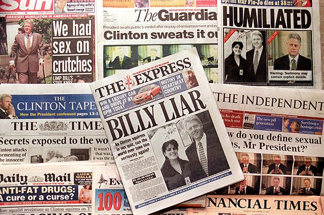 La stampa racconta dell'ombra dell'impeachment su Bill Clinton, nel 1998 (Getty).