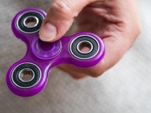 Fidget spinner, l'antistress per ragazzi già vietato in molte scuole: "Crea distrazione"