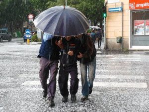 Meteo: raid temporalesco in arrivo. Grandinate a Nord, temperature in calo