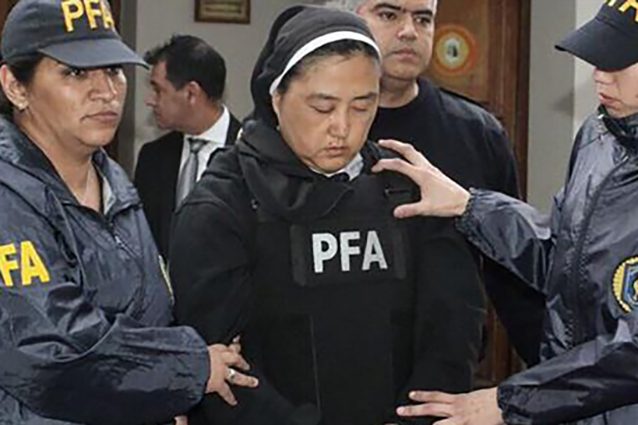 Kosaka Kumiko, la suora pedofila in manette (Twitter).