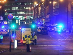 Soccorsi all'esterno della Manchester Arena (Getty).