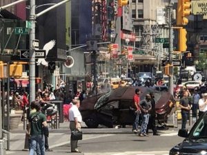 La persona rimasta uccisa è una donna, identificato l'uomo alla guida dell'auto